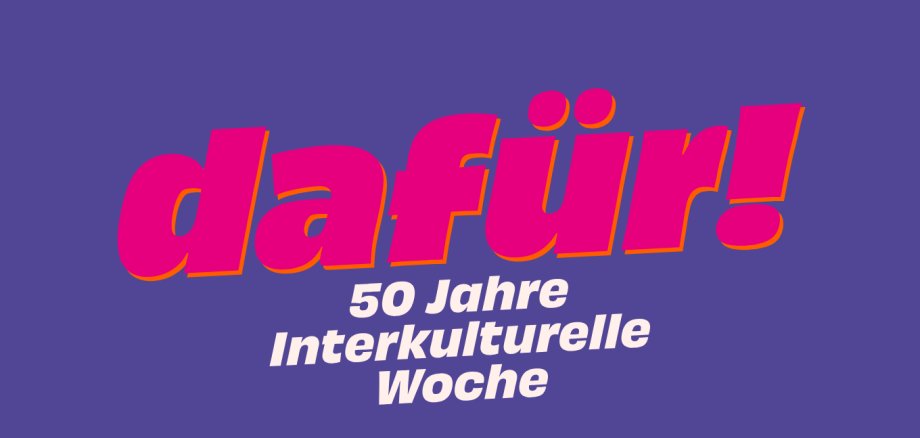 Schriftzug 'dafür!' in Rot mit dem Text '50 Jahre Interkulturelle Woche' darunter