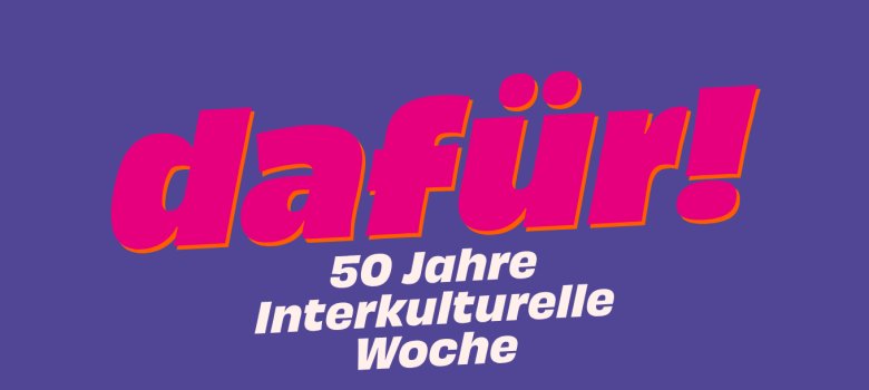 Plakat Schriftzug 'dafür!' in Rot mit dem Text '50 Jahre Interkulturelle Woche' darunter