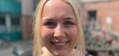 Frau Diettrich Frau Diettrich vom Team der Jugendarbeit im Portrait im Rathausinnenhof