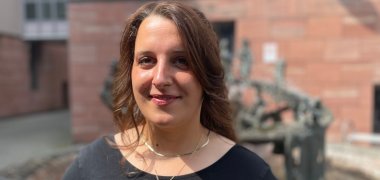 Frau Färber Frau Färber vom Team der Jugendarbeit im Portrait im Rathausinnenhof