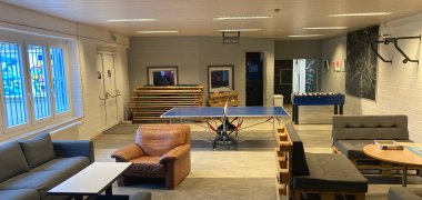 Großer Raum im Jugendhaus Dudenhofen Auf dem Bild ist der große Raum des Jugendhauses im Untergeschoss mit Tischtennisplatte, Kickertisch und Sitzgelegenheiten zu sehen.