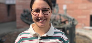 Frau Kaya vom Team der Jugendarbeit im Portrait im Rathausinnenhof