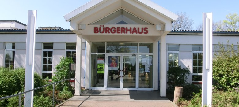 Bürgerhaus Niederroden Eingang des Bürgerhauses Niederroden mit Glasfront und roter Aufschrift 'BÜRGERHAUS' über der Tür