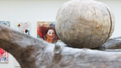 Große abstrakte Holzskulptur mit Kugel auf einem langen, gebogenen Sockel bei der RodgauArt