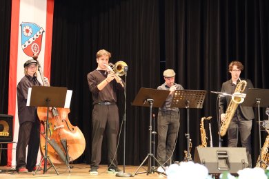 Kulturförderpreis Vier Musiker auf Bühne beim Kulturförderpreis, spielen Klarinette, Kontrabass, Posaune und Baritonsaxophon