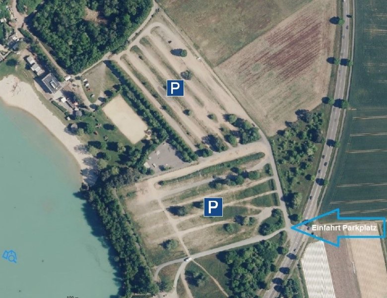 Parkplätze Strandbad Luftaufnahme von Parkplätzen am Strandbad mit zwei markierten Parkbereichen und Einfahrtsschild 'Einfahrt Parkplatz'
