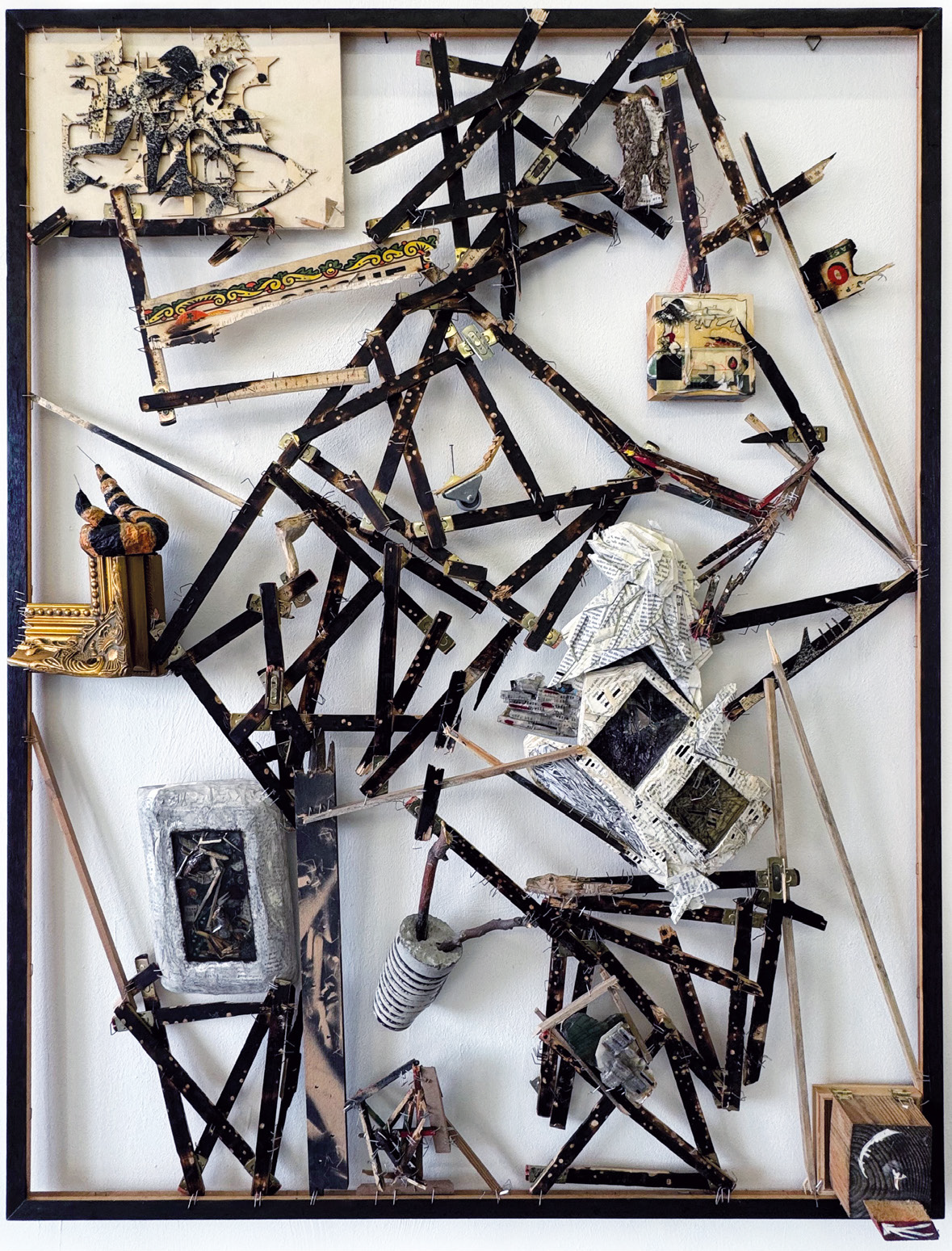 Ausstellung Petrichor Zollstöcke, Bilder und Bilderrahmen sind zu einer Art Collage zusammengestellt