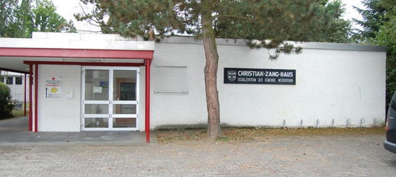 Sozialzentrum Weiskirchen Eingang des Christian-Zang-Hauses, Sozialzentrum Weiskirchen, mit Glas-Schiebetür und rotem Vordach