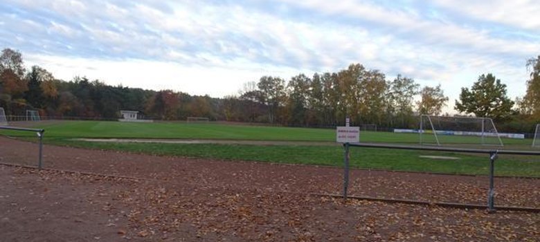 Sportzentrum Fußballfeld im Sportzentrum Dudenhofen, umgeben von einem Zaun.