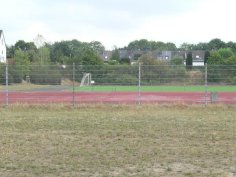 Sportzentrum Ein Feld mit einem Zaun im Sportzentrum Hainhausen.