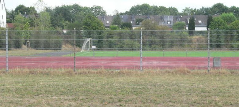 Sportzentrum Ein Feld mit einem Zaun im Sportzentrum Hainhausen.