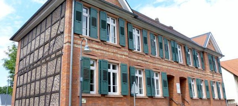 Gebäude des Fachdienstes 7 Ein rotes Backsteingebäude mit grünen Fensterläden an der Vordergasse 37