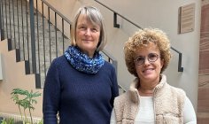 Im Empfang des Rathauses steht das Team der Seniorenberatung - Frau Berck-Koch und Frau Taffet