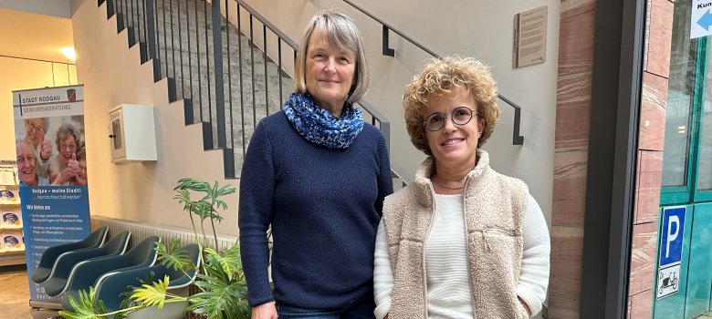 Im Empfang des Rathauses steht das Team der Seniorenberatung - Frau Berck-Koch und Frau Taffet