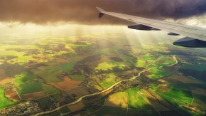 Felder Der Blick aus einem Flugzeug in den Wolken über den Feldern