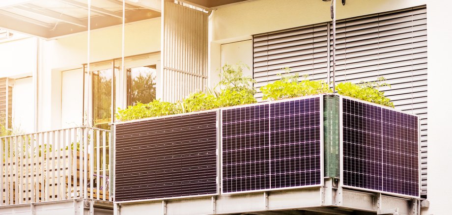 Gebäude mit Balkon und Solaranlage