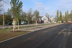 Parkplatz des Friedhofs mit Mitarbeitern und Fahrzeugen der Stadt Rodgau