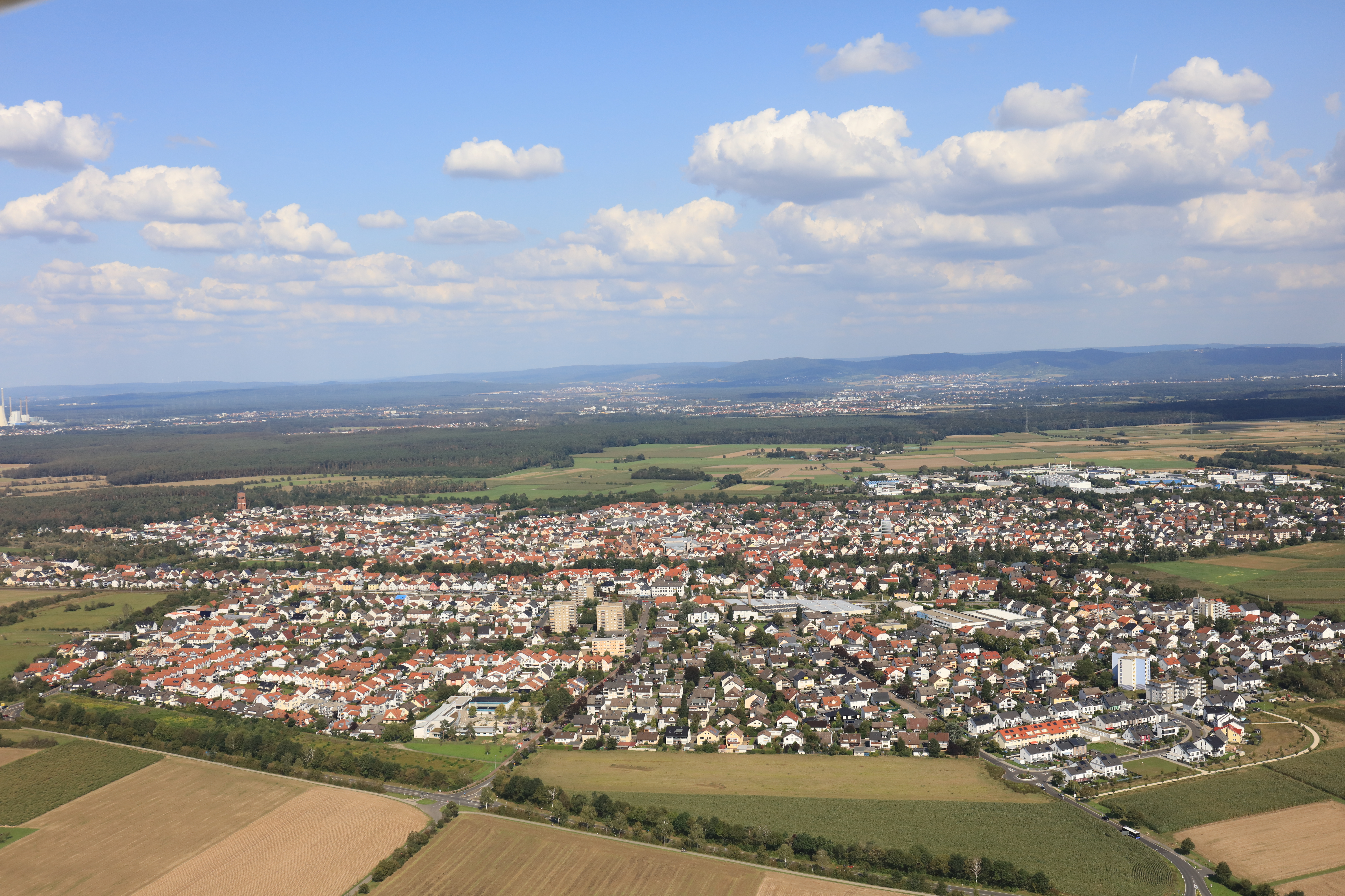 Rodgau Rodgau aus der Vogelperspektive mit vielen Gebäuden und Feldern
