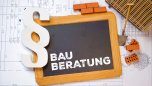 Bauberatung Auf einer Kreidetafel steht "Bauberatung" im Hintergrund erscheinen ein Paragraph, kleine Ziegelsteine und Sparten