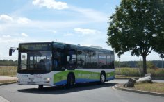 Auf einer Straße fährt ein Bus mit der Aufschrift der Stadtwerke