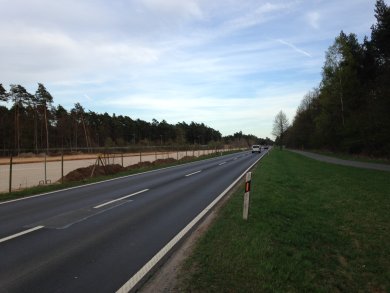 Straße Lange Landstraße mit Grünstreifen und Fahrradweg