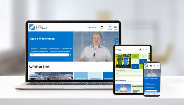 Neue Internetseiten auf verschiedenen Geräten Auf einem Tisch sind ein Laptop, ein Tablet und ein Smartphone, auf deren Bildschirmen sind die Seiten der Stadtverwaltung und der Stadtwerke.