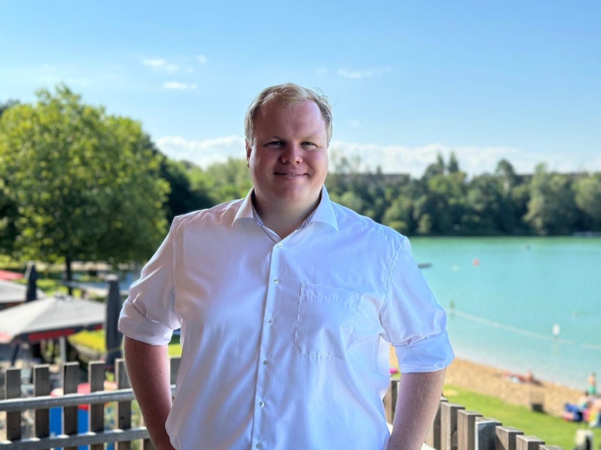 Bild von Bürgermeister Max Breitenbach im Hintergrund der Rasen und der See am Strandbad Rodgau
