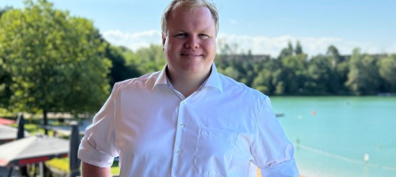 Bürgermeister Max Breitenbach Bild von Bürgermeister Max Breitenbach im Hintergrund der Rasen und der See am Strandbad Rodgau