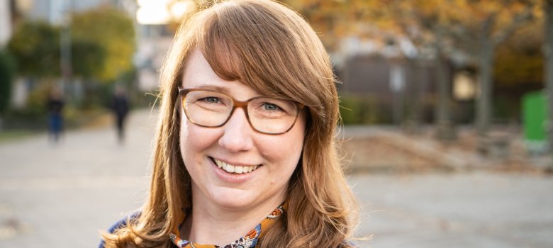 Erste Stadträtin Janika Martin Portrait der Ersten Stadträtin Janika Martin im Hintergrund ist die Boulebahn des Puiseauxplatzes zu sehen.