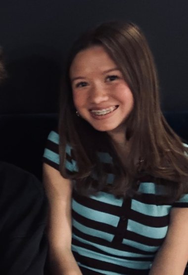 Kira Aleena Kolberg Jugendliche mit langen braunen Haaren und Zahnspange trägt ein kurzärmeliges gestreiftes Shirt und lächelt in die Kamera