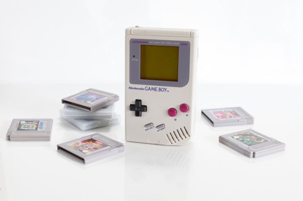 90er Nintendo Game Boy Spielkonsole mit sechs Spielkassetten auf weißem Hintergrund
