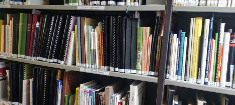Archivbibliothek Regale mit verschiedenen Büchern und Ordnern in einer Archivbibliothek