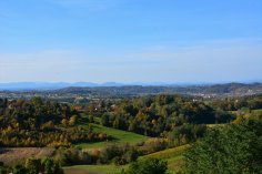 Blick auf die hügelige Landschaft von Donja Stubica mit Wäldern, Feldern und verstreuten Häusern