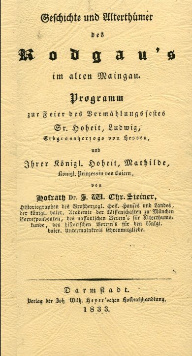 Buch Steiner Ein Buchdeckel in alter Schrift mit dem Titel "Geschichte und Alterthümer des Rodgau's im alten Maingau" ist zu sehen. Das Buch hat einen Ledereinband.