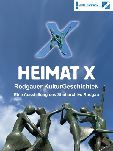 Buchumschlag 'Heimat X' Buchumschlag 'Heimat X' mit bronzenen Skulpturen und blauem Himmel, Ausstellung des Stadtarchivs Rodgau