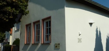 Alte Synagoge in Weiskirchen Front und Seitenansicht der ehemaligen Synagoge die 1793 wurde in einem Wohnhäuschen eingerichtet und im 19. Jahrhundert vollständig umgebaut wurde.