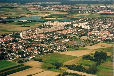 Luftbild Nieder-Roden Luftbild von Nieder-Roden mit Wohngebieten, Feldern und Baggersee im Hintergrund