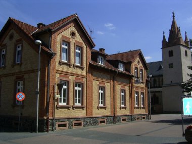Heimatmuseum Nieder-Roden Heimatmuseum Nieder-Roden, historisches Backsteingebäude neben Kirchturm