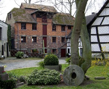 Meckelsmühle in Weiskirchen Gemahlen wurde in der Meckelsmühle bis zum Jahre 1972. Das Wohnhaus mit integrierter Mühle stammt aus dem 18. Jahrhundert mit einem Anbau 1947 bis 1949. Im Hof befinden sich alte Mühlsteine.