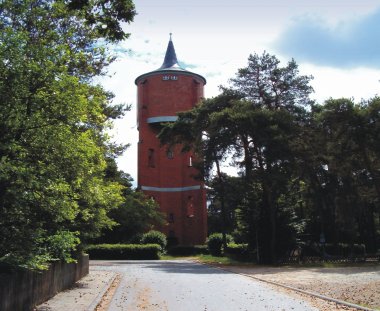 Wasserturm Wasserturm in Rodgau, rund, rot und umgeben von Bäumen an einem sonnigen Tag