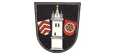 Wappen Niederroden als Schwarzes Schild mit weißem Turm, nebendran zwei Wappenschildern in rot-weiß, eins mit Rad das andere mit Winkeln
