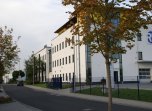 Gewerbeimmobilie der RP Group Moderne Bürogebäude und Industrieanlagen im Gewerbegebiet im Rodgau mit Baum und leerer Straße im Vordergrund.