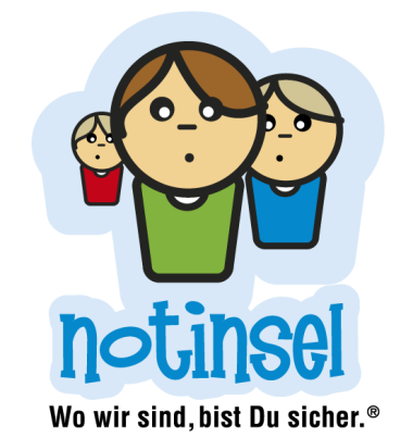 Notinsel Logo der "Notinsel" mit drei stilisierten Kinderfiguren in grün, blau und rotem Oberteil. Darunter der Schriftzug : "Wo wir sind, bist du sicher"