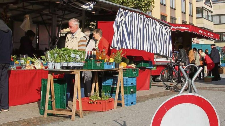 Stände mit frischem Gemüse und Kräutern auf dem Wochenmarkt in Nieder-Roden