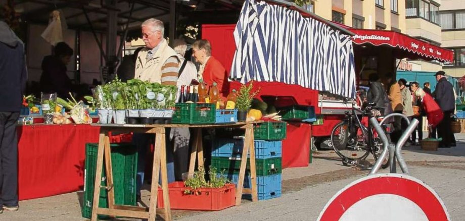 Stände mit frischem Gemüse und Kräutern auf dem Wochenmarkt in Nieder-Roden
